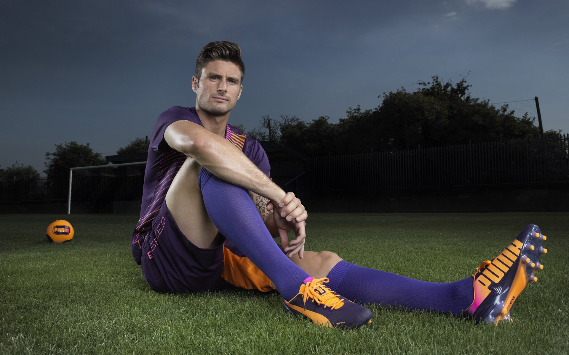 “足球文化宣传周在全国多个城市展开，激发全民热情”，足球文化主题