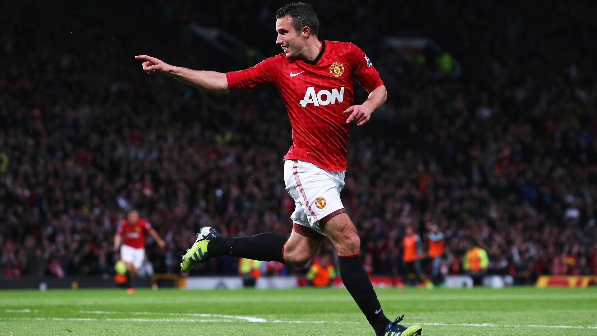 爱游戏官方主页-比赛经典瞬间：王强压哨三分引爆现场气氛，王强比赛视频