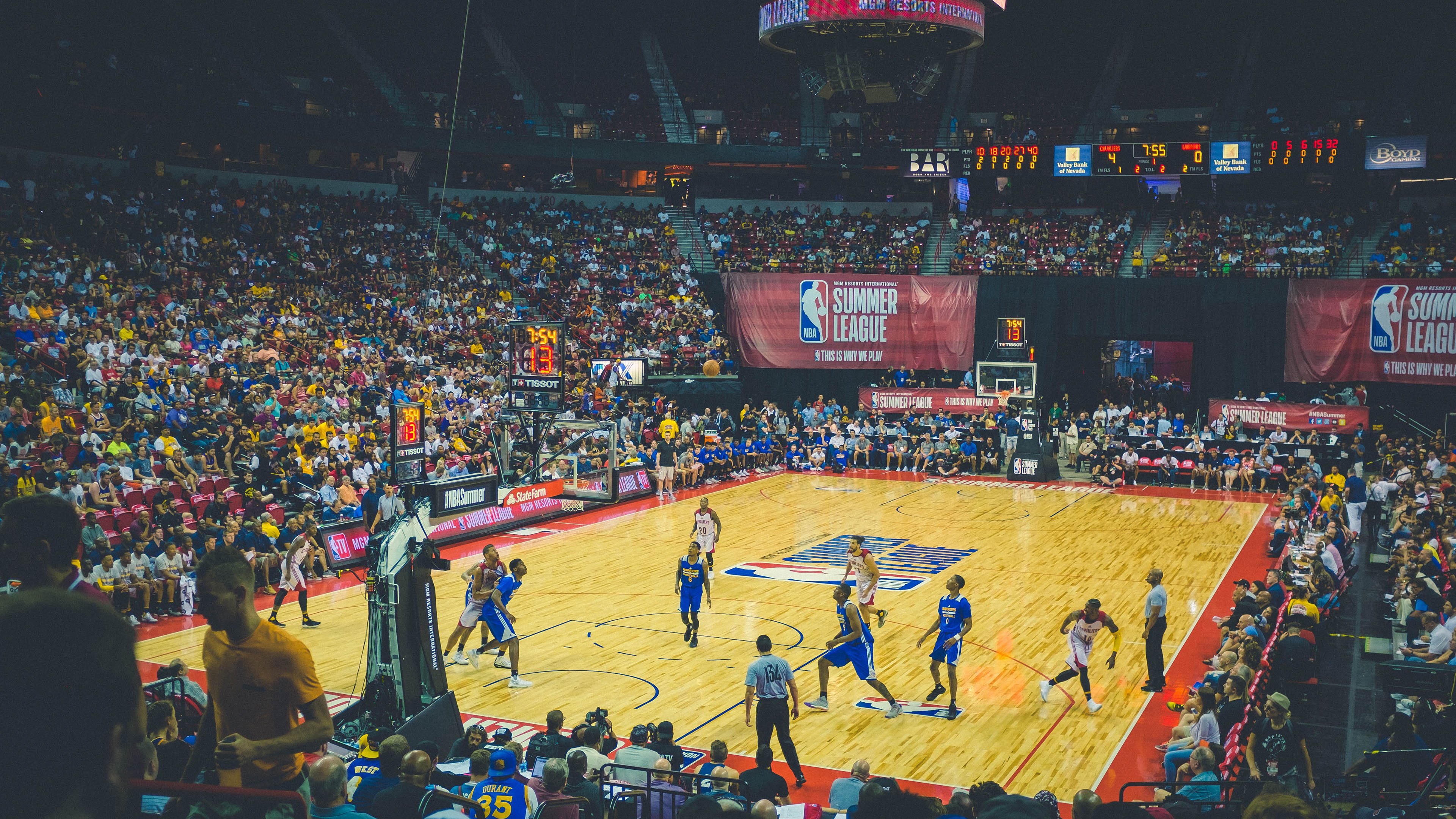 爱游戏网址登录-现场炫技：球员炫酷过人集锦，超帅篮球过人